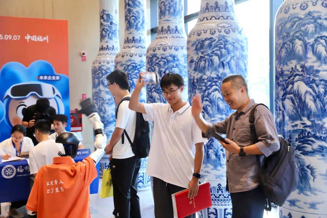 曹德旺称创办福耀科技大学已花费43亿，学生学费每年5600元：不靠招生赚钱