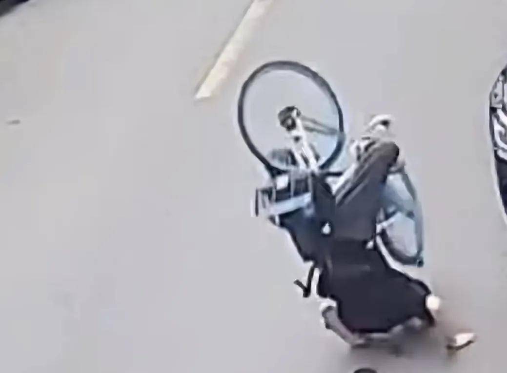 骑行(xíng)中(zhōng)自动落锁竟因一(yī)码多车违投，共享单车为赚钱将用(yòng)户生命当儿戯(xì)？